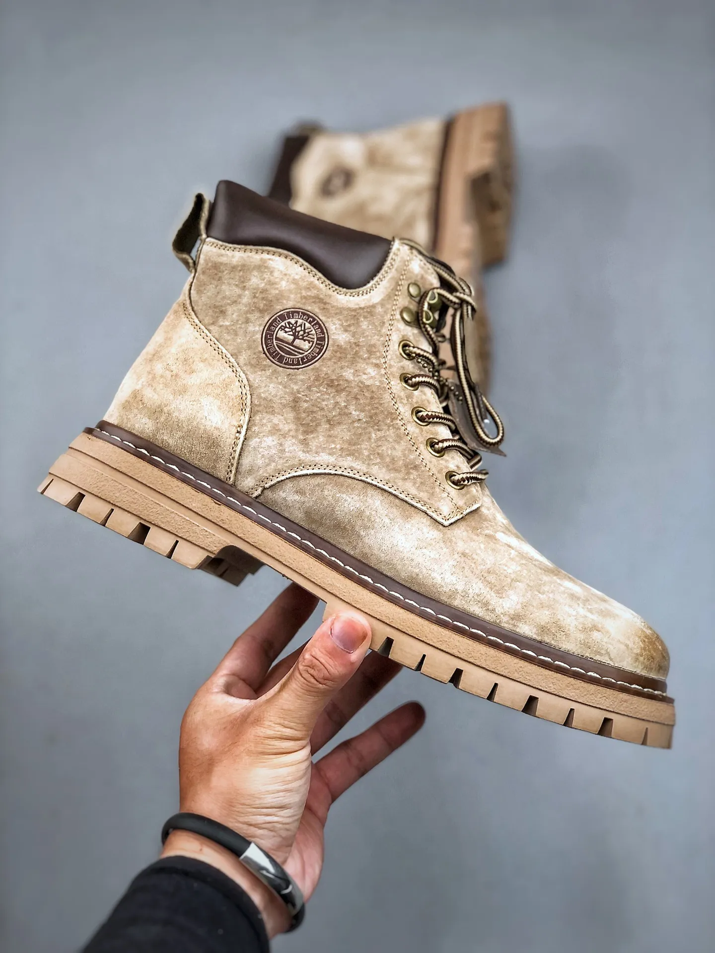 Local pick-up 💰560 supports store release. New goods 🚀 #Timberland Timberland/Timberland outdoor high-top casual rhubarb boots series #Guangdong Dachang quality, original box and original packaging, fashionable and trendy matching. The fabric is made of Italian 🇮🇹 top-grade frosted fine-grained cowhide. It is matched with anti-odor and anti-corrosion genuine leather latex insoles. The outsole and hardware are all made from OEM raw materials. It is the same as the original Goodyear and will never be glued. Good products do not kill pigs. Exclusively launched on the whole network. The quality is unquestionable. The whole set of official website unified packaging gives you a perfect wearing experience. The quality is exquisite and durable. A must-have for sportsmen. Specially designed to treat those who are not handsome. High-quality and first-class foot feel. Special for cold protection and outdoor use this winter. Casual matching for daily use. Size: 38 39 40 41 42 43 44 (leather shoe size)